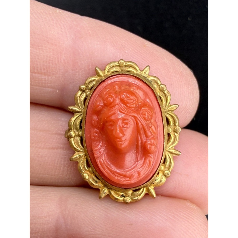Vintage Cameo Brooch Gold tone Molded Orange - Picture 1 of 8